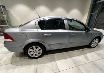 Подержанный автомобиль Opel Astra Sedan 2008 года (8 фото)