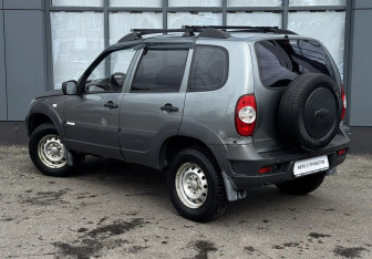 Подержанный автомобиль Chevrolet Niva 2011 года (8 фото)