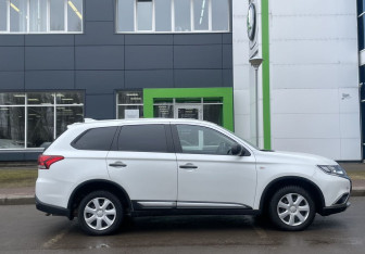Подержанный автомобиль Mitsubishi Outlander 2018 года (4 фото)
