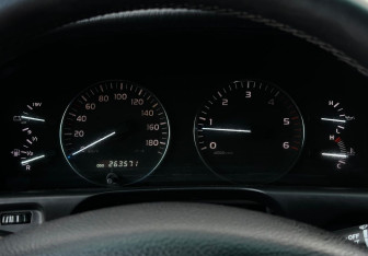 Подержанный автомобиль Toyota Land Cruiser Suv 2006 года (12 фото)