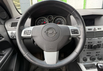 Подержанный автомобиль Opel Astra Wagon 2012 года (14 фото)