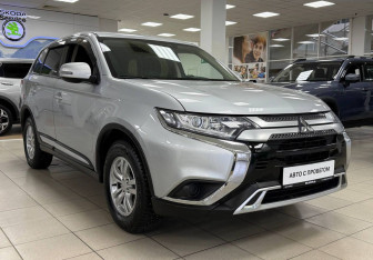 Подержанный автомобиль Mitsubishi Outlander 2021 года (3 фото)