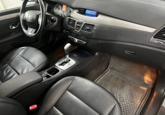 Подержанный автомобиль Renault Laguna Liftback 2008 года (12 фото)