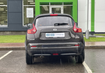 Подержанный автомобиль Nissan Juke 2012 года (6 фото)