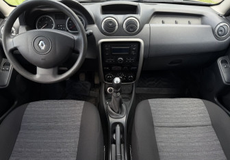 Подержанный автомобиль Renault Duster 2015 года (9 фото)