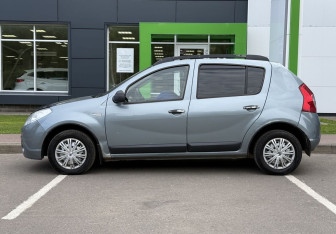 Подержанный автомобиль Renault Sandero 2010 года (8 фото)