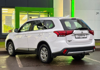 Подержанный автомобиль Mitsubishi Outlander 2017 года (7 фото)