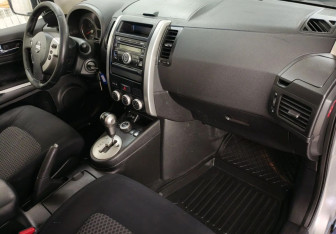 Подержанный автомобиль Nissan X-Trail 2010 года (10 фото)