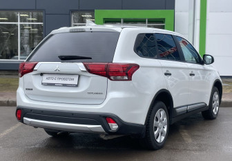 Подержанный автомобиль Mitsubishi Outlander 2018 года (5 фото)