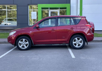 Подержанный автомобиль Toyota RAV4 2006 года (8 фото)