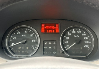 Подержанный автомобиль Renault Logan Sedan 2011 года (11 фото)