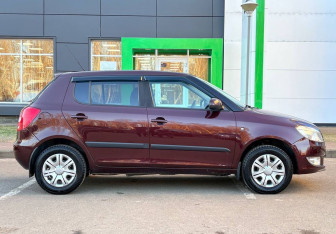 Подержанный автомобиль Skoda Fabia Hatchback 2011 года (4 фото)