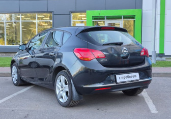 Подержанный автомобиль Opel Astra Hatchback 2014 года (7 фото)