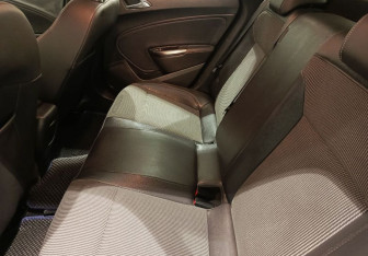 Подержанный автомобиль Opel Astra Hatchback 2011 года (12 фото)