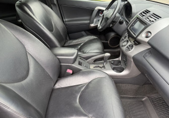 Подержанный автомобиль Toyota RAV4 2006 года (10 фото)
