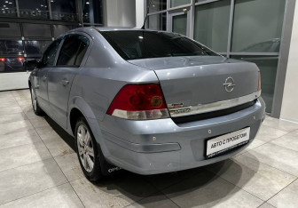 Подержанный автомобиль Opel Astra Sedan 2008 года (6 фото)