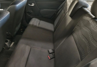 Подержанный автомобиль Renault Sandero 2012 года (12 фото)