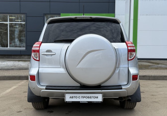 Подержанный автомобиль Toyota RAV4 2010 года (6 фото)