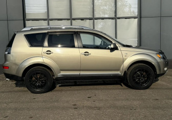 Подержанный автомобиль Mitsubishi Outlander 2007 года (7 фото)