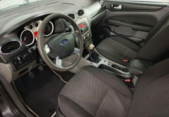 Подержанный автомобиль Ford Focus Hatchback 2010 года (9 фото)