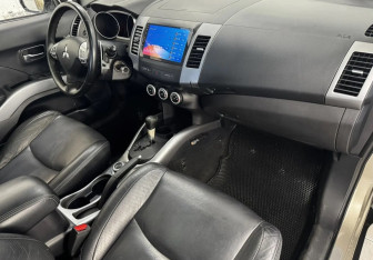 Подержанный автомобиль Mitsubishi Outlander 2007 года (11 фото)