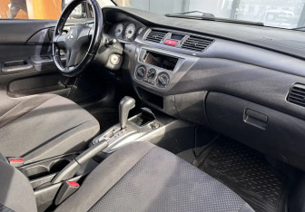 Подержанный автомобиль Mitsubishi Lancer Wagon 2007 года (12 фото)