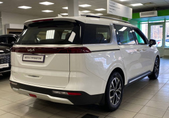 Подержанный автомобиль Kia Carnival 2023 года (5 фото)