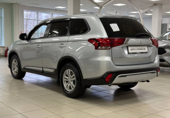 Подержанный автомобиль Mitsubishi Outlander 2021 года (7 фото)