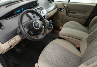 Подержанный автомобиль Renault Scenic 2006 года (10 фото)