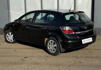 Подержанный автомобиль Opel Astra Hatchback 2010 года (8 фото)