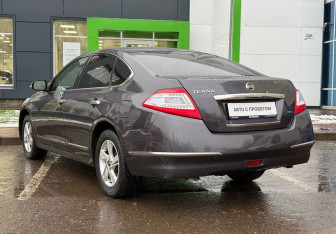 Подержанный автомобиль Nissan Teana 2012 года (7 фото)