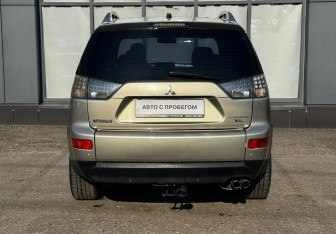 Подержанный автомобиль Mitsubishi Outlander 2007 года (8 фото)