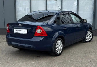 Подержанный автомобиль Ford Focus Sedan 2011 года (6 фото)