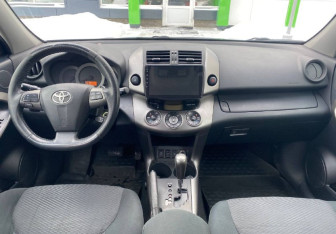 Подержанный автомобиль Toyota RAV4 2010 года (9 фото)