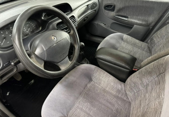 Подержанный автомобиль Renault Megane Sedan 2001 года (9 фото)