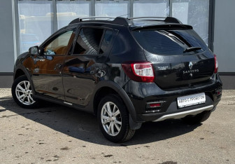 Подержанный автомобиль Renault Sandero 2018 года (8 фото)