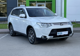 Подержанный автомобиль Mitsubishi Outlander 2014 года (3 фото)