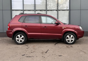 Подержанный автомобиль Hyundai Tucson 2008 года (8 фото)