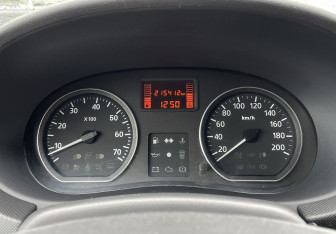 Подержанный автомобиль Renault Sandero 2012 года (12 фото)