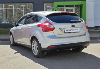 Подержанный автомобиль Ford Focus Hatchback 2011 года (7 фото)
