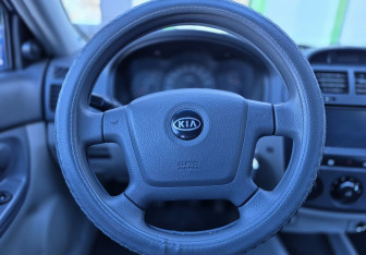 Подержанный автомобиль Kia Cerato Hatchback 2005 года (12 фото)