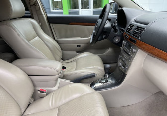 Подержанный автомобиль Toyota Avensis Sedan 2006 года (10 фото)