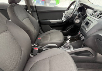 Подержанный автомобиль Kia Rio Sedan 2015 года (9 фото)
