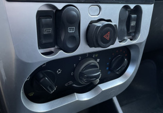 Подержанный автомобиль Renault Sandero 2010 года (13 фото)