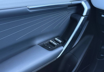 Подержанный автомобиль Geely Atlas 2023 года (17 фото)