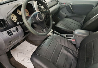 Подержанный автомобиль Toyota RAV4 2002 года (9 фото)