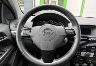 Подержанный автомобиль Opel Astra Wagon 2010 года (14 фото)