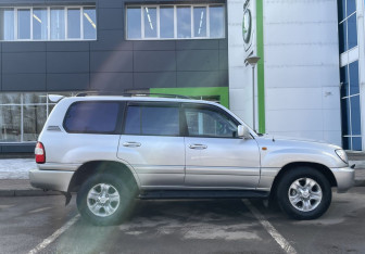Подержанный автомобиль Toyota Land Cruiser Suv 2006 года (4 фото)