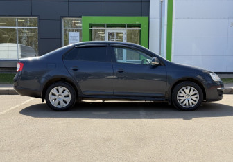 Подержанный автомобиль Volkswagen Jetta Sedan 2009 года (4 фото)