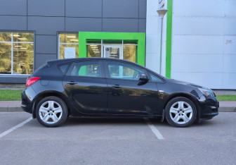 Подержанный автомобиль Opel Astra Hatchback 2014 года (4 фото)